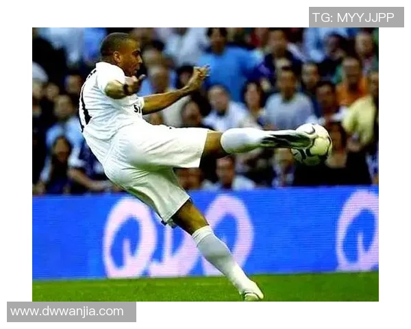 足球明星们的强力射门瞬间展现了他们的技巧与激情让球迷热血沸腾